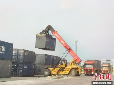 湖南怀化中老班列前两月同比增长超300% 进出口两头旺
